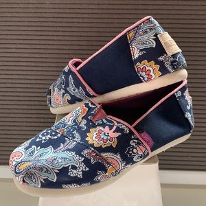 NWOT Toms paisley pink and navy Shoes.